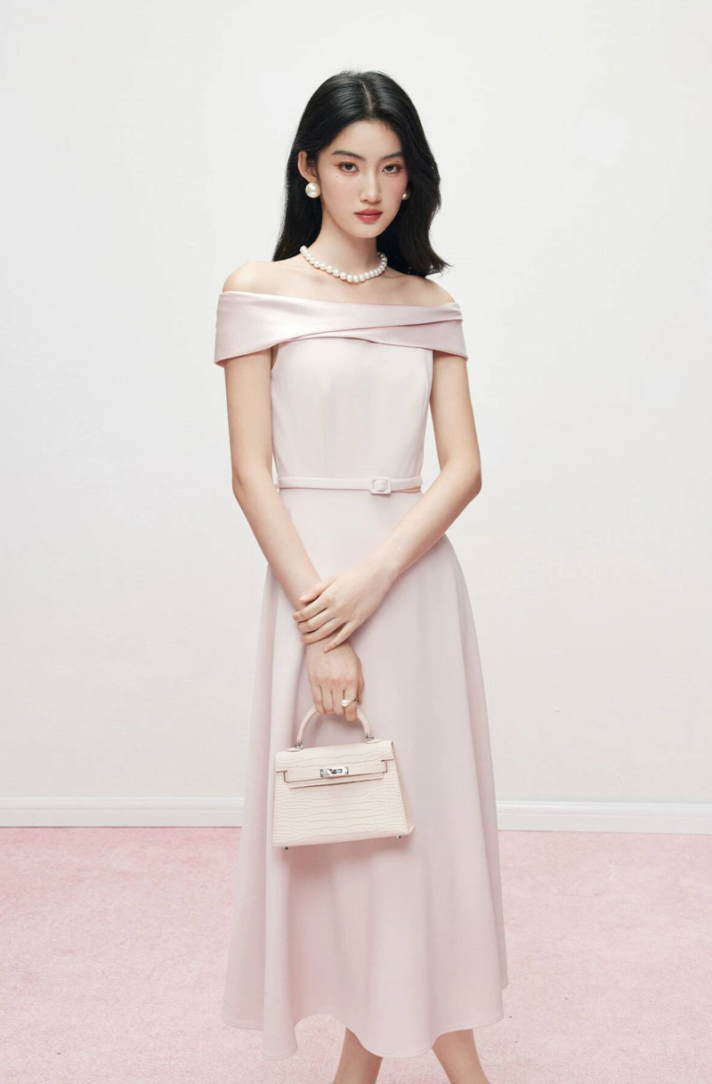 Women Pink Satin Off Shoulder  - Party Games Offline 评论和价格