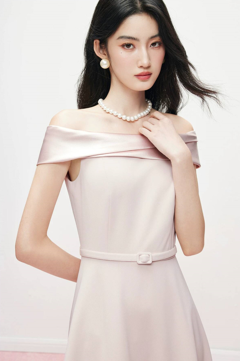 Women Pink Satin Off Shoulder  - Party Games Offline 评论和价格